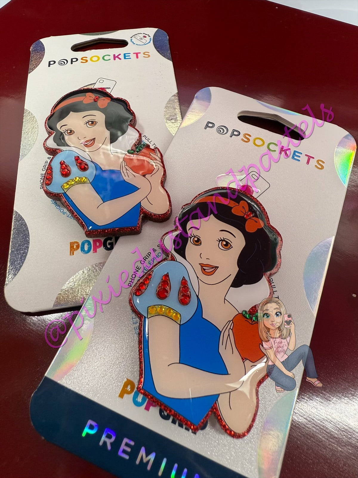 Classic Fairytale Charm meets Snow White!! ❤️💙 Snow White Phone Grip