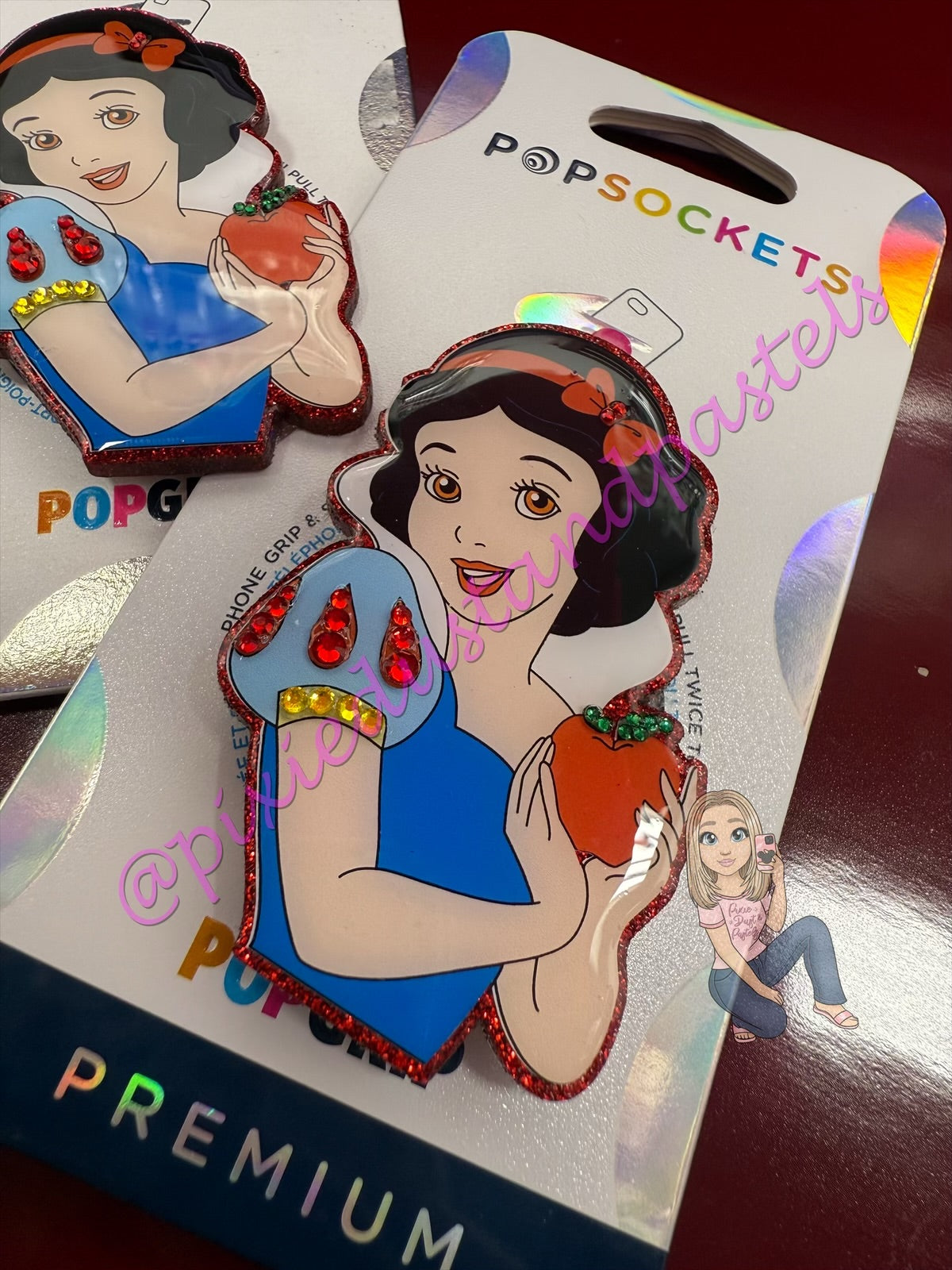 Classic Fairytale Charm meets Snow White!! ❤️💙 Snow White Phone Grip